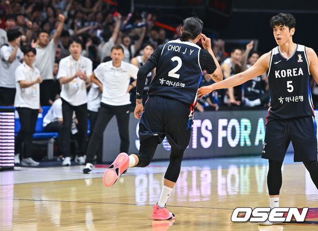 [OSEN=고양, 박준형 기자] 6일 오후 경기도 고양 소노 아레나에서 ’2027 FIBA 농구월드컵’ 아시아지역 윈도우 B조 6차전 대한민국과 일본의 경기가 열렸다.니콜라스 마줄스 감독이 이끄는 한국 남자농구대표팀(2승3패)은 일본(4승1패)을 반드시 잡아야 한다. 일본을 못 이기면 한국은 탈락이다.3쿼터 역전골 넣은 최준용이 기뻐하고 있다.      2026.07.06 / soul1014@osen.co.kr