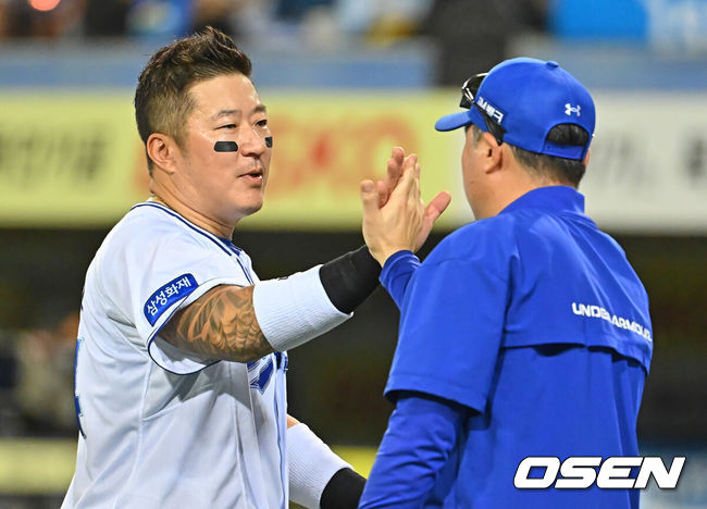 [OSEN=대구, 이석우 기자] 7일 대구삼성라이온즈파크에서 2026 신한 SOL KBO 리그 삼성 라이온즈와 LG 트윈스의 경기가 열렸다. 홈팀 삼성은 후라도가, 방문팀 LG는 톨허스트가 선발 출전했다. KBO리그 최초 1800 타점 기록을 세운 삼성 라이온즈 최형우가 LG 트윈스에 9-2로 승리한 후 박진만 감독과 하이파이브를 하고 있다. 2026.07.07 / foto0307@osen.co.kr