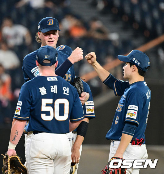 [OSEN=대전, 지형준 기자] 7일 대전 한화생명 볼파크에서 2026 신한 SOL KBO리그 한화 이글스와 NC 다이노스의 경기가 열렸다.이날 한화는 박준영, NC는 커티스 테일러가 선발로 나섰다.7회말 1사에서 NC 테일러가 교체되며 박민우와 주먹을 맞대고 있다. 2026.07.07 / jpnews@osen.co.kr