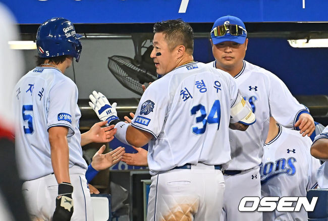 [OSEN=대구, 이석우 기자] 7일 대구삼성라이온즈파크에서 2026 신한 SOL KBO 리그 삼성 라이온즈와 LG 트윈스의 경기가 열렸다. 홈팀 삼성은 후라도가, 방문팀 LG는 톨허스트가 선발 출전했다. 삼성 라이온즈 최형우가 7회말 무사 2루 우중간 1타점 안타를 치고 KBO 최초 1800타점 기록을 세운 후 하이파이브를 하고 있다. 2026.07.07 / foto0307@osen.co.kr