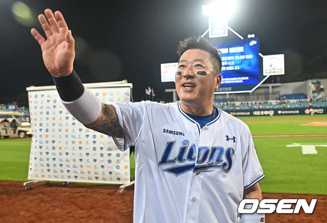 [OSEN=대구, 이석우 기자] 7일 대구삼성라이온즈파크에서 2026 신한 SOL KBO 리그 삼성 라이온즈와 LG 트윈스의 경기가 열렸다. 홈팀 삼성은 후라도가, 방문팀 LG는 톨허스트가 선발 출전했다. KBO리그 최초 1800 타점 기록을 세운 삼성 라이온즈 최형우가 LG 트윈스에 9-2로 승리한 후 팬들에게 감사 인사를 하고 있다. 2026.07.07 / foto0307@osen.co.kr