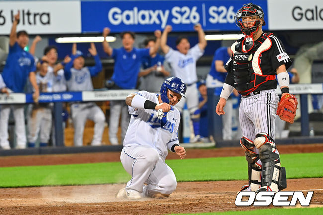 [OSEN=대구, 이석우 기자] 7일 대구삼성라이온즈파크에서 2026 신한 SOL KBO 리그 삼성 라이온즈와 LG 트윈스의 경기가 열렸다. 홈팀 삼성은 후라도가, 방문팀 LG는 톨허스트가 선발 출전했다. 삼성 라이온즈 최형우가 5회말 2사 2,3루 류지혁의 2루수 내야 땅볼에 이어 2루수 송구 실책으로  득점을 올리고 있다. 2026.07.07 / foto0307@osen.co.kr