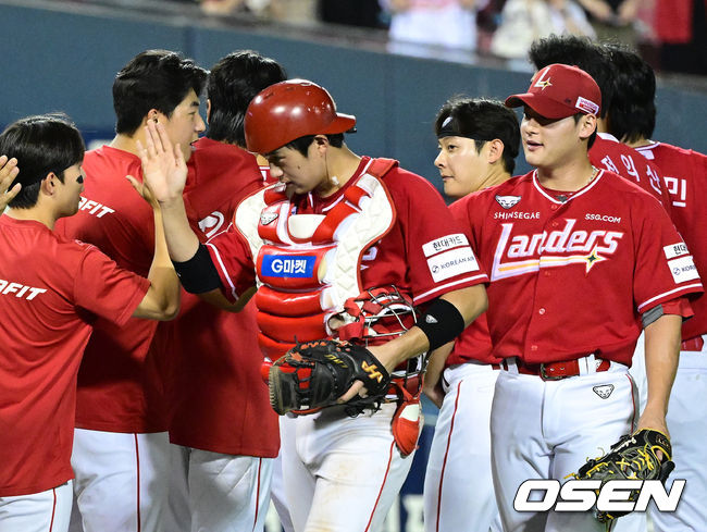 [OSEN=잠실, 최규한 기자] 프로야구 SSG 랜더스가 전반기 마지막 3연전 첫 날 긴 연패 사슬을 끊었다.경기를 마치고 승리투수 SSG 김민준과 세이브를 거둔 조병현이 인사를 나누고 있다. 2026.07.07 / dreamer@osen.co.kr