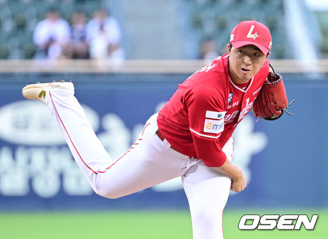 [OSEN=잠실, 최규한 기자] 7일 서울 잠실야구장에서 ‘2026 신한 SOL Bank KBO리그’ 두산 베어스와 SSG 랜더스의 경기가 열렸다. 1회말 SSG 선발 김민준이 힘차게 공을 뿌리고 있다. 2026.07.07 / dreamer@osen.co.kr