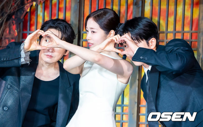 [OSEN=박준형 기자] 8일 서울 여의도 페어몬트 앰버서더 서울에서 넷플릭스 시리즈 ‘동궁’ 제작발표회가 진행됐다.넷플릭스 시리즈 ‘동궁’ 은 귀()의 세계를 넘나드는 능력을 가진 구천(남주혁)과 비밀을 간직한 궁녀 생강(노윤서)이 왕(조승우)의 부름을 받고 동궁에 깃든 저주를 파헤치면서 벌어지는 이야기로 이날 행사에는 최정규 감독과 남주혁, 노윤서, 조승우가 참석했다. 배우 조승우와 노윤서, 남주혁이 포즈를 취하고 있다.  2026.07.08 / soul1014@osen.co.kr