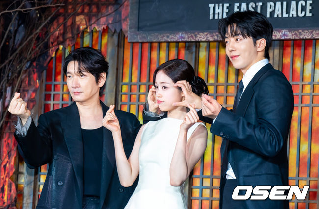 [OSEN=박준형 기자] 8일 서울 여의도 페어몬트 앰버서더 서울에서 넷플릭스 시리즈 ‘동궁’ 제작발표회가 진행됐다.넷플릭스 시리즈 ‘동궁’ 은 귀()의 세계를 넘나드는 능력을 가진 구천(남주혁)과 비밀을 간직한 궁녀 생강(노윤서)이 왕(조승우)의 부름을 받고 동궁에 깃든 저주를 파헤치면서 벌어지는 이야기로 이날 행사에는 최정규 감독과 남주혁, 노윤서, 조승우가 참석했다. 배우 조승우와 노윤서, 남주혁이 포즈를 취하고 있다.  2026.07.08 / soul1014@osen.co.kr