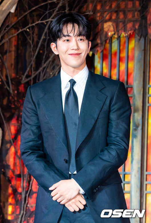 [OSEN=박준형 기자] 8일 서울 여의도 페어몬트 앰버서더 서울에서 넷플릭스 시리즈 ‘동궁’ 제작발표회가 진행됐다.넷플릭스 시리즈 ‘동궁’ 은 귀()의 세계를 넘나드는 능력을 가진 구천(남주혁)과 비밀을 간직한 궁녀 생강(노윤서)이 왕(조승우)의 부름을 받고 동궁에 깃든 저주를 파헤치면서 벌어지는 이야기로 이날 행사에는 최정규 감독과 남주혁, 노윤서, 조승우가 참석했다. 배우 남주혁이 미소 짓고 있다.  2026.07.08 / soul1014@osen.co.kr