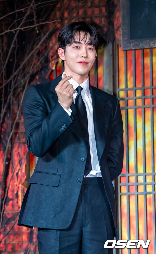 [OSEN=박준형 기자] 8일 서울 여의도 페어몬트 앰버서더 서울에서 넷플릭스 시리즈 ‘동궁’ 제작발표회가 진행됐다.넷플릭스 시리즈 ‘동궁’ 은 귀()의 세계를 넘나드는 능력을 가진 구천(남주혁)과 비밀을 간직한 궁녀 생강(노윤서)이 왕(조승우)의 부름을 받고 동궁에 깃든 저주를 파헤치면서 벌어지는 이야기로 이날 행사에는 최정규 감독과 남주혁, 노윤서, 조승가 참석했다. 배우 남주혁이 포즈를 취하고 있다.  2026.07.08 / soul1014@osen.co.kr