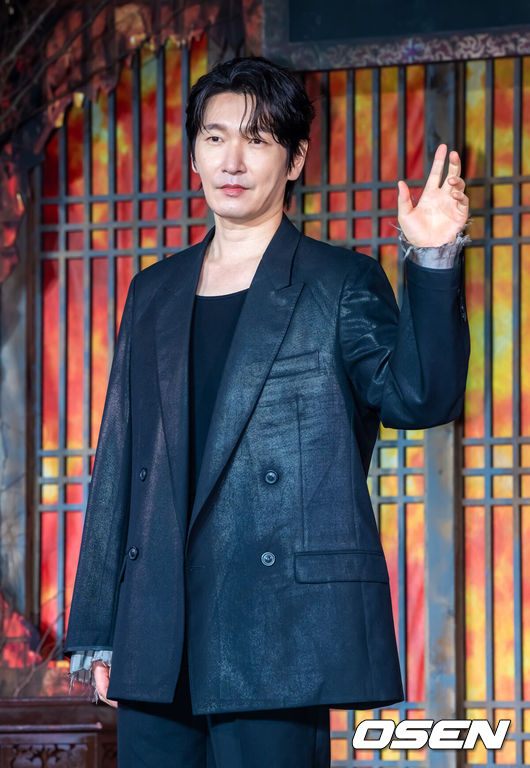 [OSEN=박준형 기자] 8일 서울 여의도 페어몬트 앰버서더 서울에서 넷플릭스 시리즈 ‘동궁’ 제작발표회가 진행됐다.넷플릭스 시리즈 ‘동궁’ 은 귀()의 세계를 넘나드는 능력을 가진 구천(남주혁)과 비밀을 간직한 궁녀 생강(노윤서)이 왕(조승우)의 부름을 받고 동궁에 깃든 저주를 파헤치면서 벌어지는 이야기로 이날 행사에는 최정규 감독과 남주혁, 노윤서, 조승가 참석했다. 배우 조승우가 포즈를 취하고 있다.  2026.07.08 / soul1014@osen.co.kr