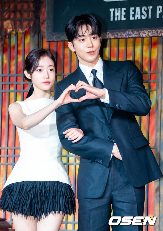 [OSEN=박준형 기자] 8일 서울 여의도 페어몬트 앰버서더 서울에서 넷플릭스 시리즈 ‘동궁’ 제작발표회가 진행됐다.넷플릭스 시리즈 ‘동궁’ 은 귀()의 세계를 넘나드는 능력을 가진 구천(남주혁)과 비밀을 간직한 궁녀 생강(노윤서)이 왕(조승우)의 부름을 받고 동궁에 깃든 저주를 파헤치면서 벌어지는 이야기로 이날 행사에는 최정규 감독과 남주혁, 노윤서, 조승우가 참석했다. 배우 노윤서와 남주혁이 포즈를 취하고 있다.  2026.07.08 / soul1014@osen.co.kr