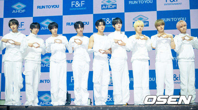 [OSEN=민경훈 기자] 그룹 아홉의 세 번째 미니앨범 'RUN TO YOU' 발매 기념 미디어 쇼케이스가 8일 오후 서울 광진구 예스24 라이브홀에서 열렸다.그룹 아홉(AHOF-스티븐, 서정우, 차웅기, 장슈아이보, 박한, 제이엘, 박주원, 즈언, 다이스케)의 'RUN TO YOU'는 아홉이 약 8개월 만에 선보이는 새 앨범으로 총 다섯 개 트랙이 수록됐다.아홉이 포토타임을 갖고 있다. 2026.07.08 / rumi@osen.co.kr