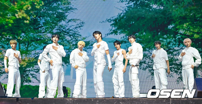 [OSEN=민경훈 기자] 그룹 아홉의 세 번째 미니앨범 'RUN TO YOU' 발매 기념 미디어 쇼케이스가 8일 오후 서울 광진구 예스24 라이브홀에서 열렸다.그룹 아홉(AHOF-스티븐, 서정우, 차웅기, 장슈아이보, 박한, 제이엘, 박주원, 즈언, 다이스케)의 'RUN TO YOU'는 아홉이 약 8개월 만에 선보이는 새 앨범으로 총 다섯 개 트랙이 수록됐다.아홉이 화려한 무대를 선보이고 있다. 2026.07.08 / rumi@osen.co.kr