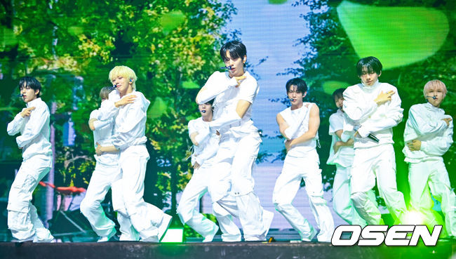 [OSEN=민경훈 기자] 그룹 아홉의 세 번째 미니앨범 'RUN TO YOU' 발매 기념 미디어 쇼케이스가 8일 오후 서울 광진구 예스24 라이브홀에서 열렸다.그룹 아홉(AHOF-스티븐, 서정우, 차웅기, 장슈아이보, 박한, 제이엘, 박주원, 즈언, 다이스케)의 'RUN TO YOU'는 아홉이 약 8개월 만에 선보이는 새 앨범으로 총 다섯 개 트랙이 수록됐다.아홉이 화려한 무대를 선보이고 있다. 2026.07.08 / rumi@osen.co.kr