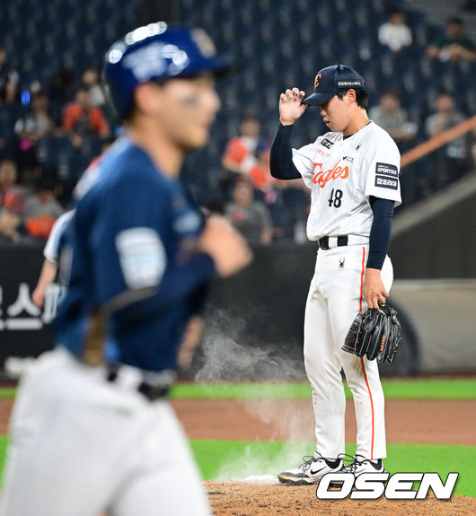 [OSEN=대전, 지형준 기자] 7일 대전 한화생명 볼파크에서 2026 신한 SOL KBO리그 한화 이글스와 NC 다이노스의 경기가 열렸다.이날 한화는 박준영, NC는 커티스 테일러가 선발로 나섰다.8회초 2사 2루에서 한화 원종혁이 NC 김휘집에 사구를 허용하고 있다. 2026.07.07 / jpnews@osen.co.kr