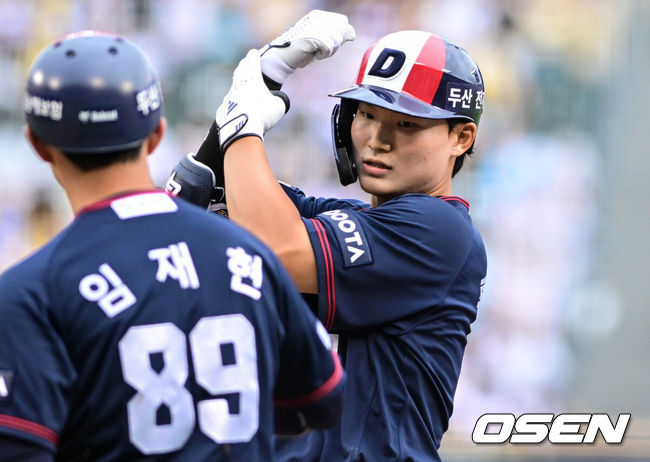 [OSEN=잠실, 조은정 기자]20일 서울 잠실야구장에서 ‘2026 신한 SOL Bank KBO리그’ LG 트윈스와 두산 베어스의 경기가 열린다.홈팀 LG는 임찬규를, 방문팀 두산은 곽빈을 선발로 내세웠다.4회말 1사에서 두산 류승민이 안타를 날린 뒤 세리머니를 하고 있다. 2026.06.20 /cej@osen.co.kr