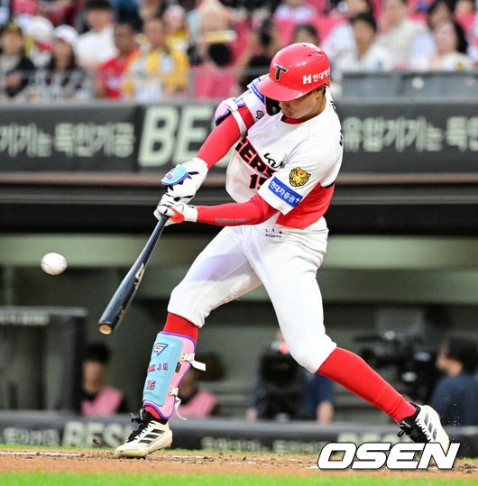 [OSEN=광주, 지형준 기자] 18일 광주-기아 챔피언스필드에서 2026 신한 SOL KBO리그 KIA 타이거즈와 LG 트윈스의 경기가 열렸다.KIA는 좌완 양현종, LG는 외인투수 톨허스트를 선발로 내세웠다.1회말 1사에서 KIA 박재현이 우중간 2루타를 날리고 있다. 2026.06.18/ jpnews@osen.co.kr