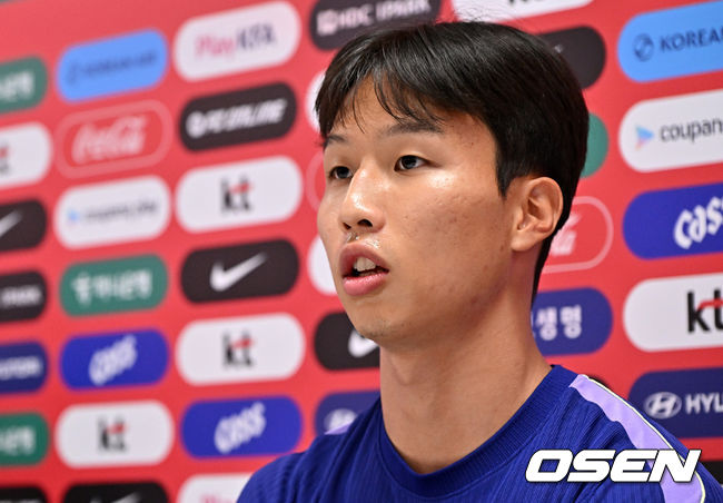 [OSEN=사포판(멕시코), 이대선 기자] 홍명보 감독이 이끄는 대한민국 축구국가대표팀이 20일(한국시각) 멕시코 과달라하라 인근 사포판의 치바스 베르데 바예에서 훈련을 진행했다.한국은 1승 1패, 승점 3으로 멕시코(승점 6)에 이어 조 2위가 됐다. 체코와 남아프리카공화국이 나란히 승점 1에 머물러 있는 만큼 한국은 남아공과 최종전에서 무승부만 거둬도 조 2위를 확보할 수 있다.훈련에 앞서 대한민국 엄지성이 인터뷰를 하고 있다. 2026.06.20 /sunday@osen.co.kr