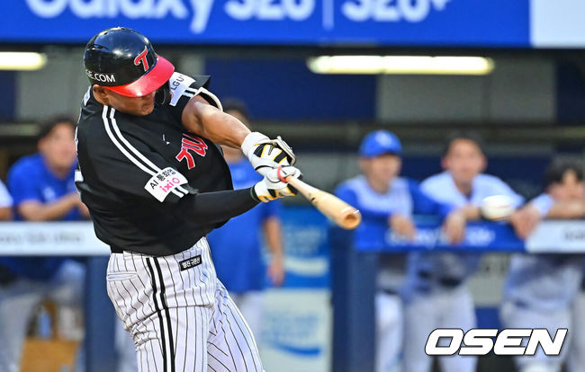 [OSEN=대구, 이석우 기자] 8일 대구삼성라이온즈파크에서 2026 신한 SOL KBO 리그 삼성 라이온즈와 LG 트윈스의 경기가 열렸다. 홈팀 삼성은 오러클린이, 방문팀 LG는 임찬규가 선발 출전했다. LG 트윈스 이재원이 4회초 2사 1루 좌중간 역전 1타점 2루타를 치고 있다. 2026.07.08 / foto0307@osen.co.kr