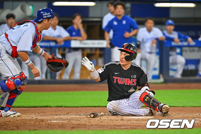 [OSEN=대구, 이석우 기자] 8일 대구삼성라이온즈파크에서 2026 신한 SOL KBO 리그 삼성 라이온즈와 LG 트윈스의 경기가 열렸다. 홈팀 삼성은 오러클린이, 방문팀 LG는 임찬규가 선발 출전했다. LG 트윈스 박동원이 5회초 2사 2루 삼성 라이온즈 미야지에게 헤드샷을 맞고 넘어지자 강민호가 달려 나가고 있다. 2026.07.08 / foto0307@osen.co.kr