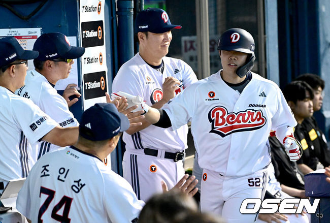 [OSEN=잠실, 최규한 기자] 8일 서울 잠실야구장에서 ‘2026 신한 SOL Bank KBO리그’ 두산 베어스와 SSG 랜더스의 경기가 열렸다.홈팀 두산은 곽빈, 방문팀 SSG는 전영준을 선발로 내세웠다.5회말 무사 선두타자로 나선 두산 박준순이 달아나는 좌월 솔로포를 날리고 홈을 밟은 뒤 김원형 감독과 인사를 나누고 있다. 2026.07.08 / dreamer@osen.co.kr