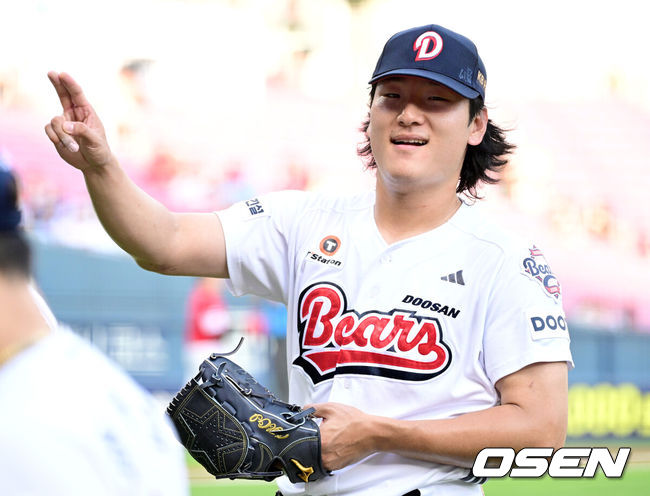 [OSEN=잠실, 최규한 기자] 8일 서울 잠실야구장에서 ‘2026 신한 SOL Bank KBO리그’ 두산 베어스와 SSG 랜더스의 경기가 열렸다.홈팀 두산은 곽빈, 방문팀 SSG는 전영준을 선발로 내세웠다.2회초 투구를 마친 두산 선발 곽빈이 더그아웃으로 향하며 피칭 동작을 취하고 있다. 2026.07.08 / dreamer@osen.co.kr