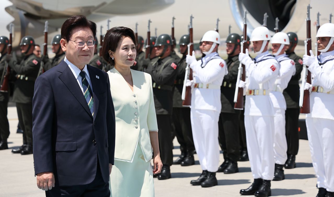 북대서양조약기구(나토) 정상회의 참석하는 이재명 대통령과 김혜경 여사가 7일(현지시간) 튀르키예 앙카라 에센보아 국제공항에 도착해 이동하고 있다. 뉴스1