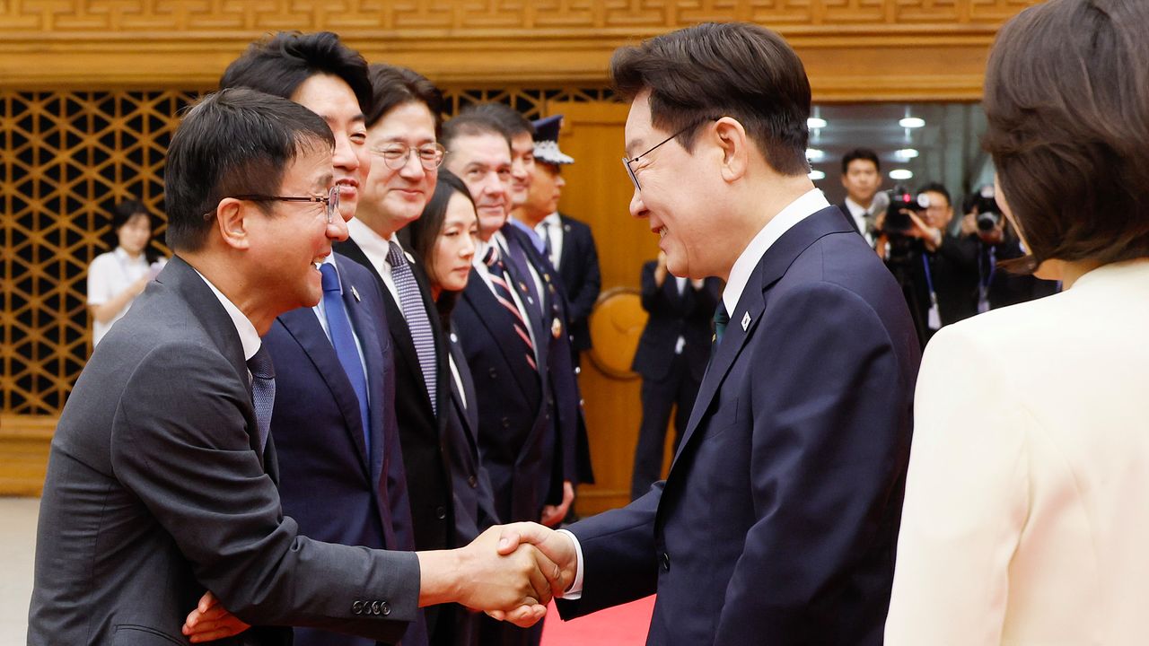이재명 대통령과 김혜경 여사가 7일 오전 NATO 정상회의 및 몽골 국빈방문을 위해 경기 성남시 서울공항에서 출국에 앞서 환송나온 한병도 더불어민주당 당대표 직무대행 겸 원내대표 등과 인사하고 있다. 청와대사진기자단