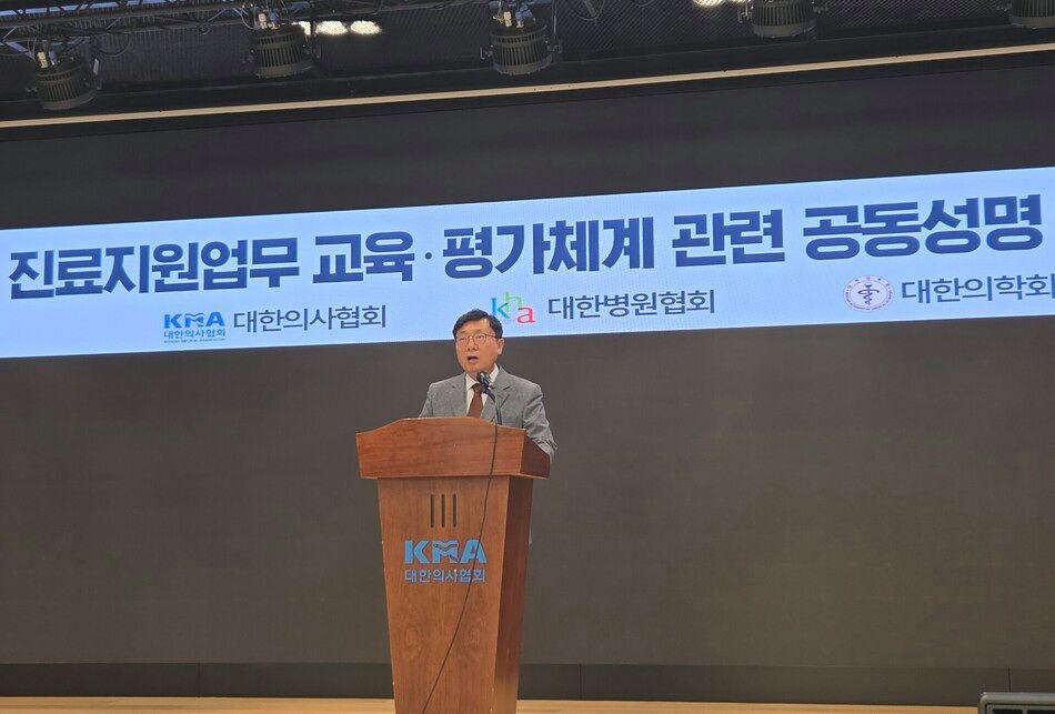 박명하 의협 상근부회장이 지난 2일 전담간호사 관련 기자회견을 열고 "의사의 지도·위임과 의료기관 책임에 기반한 협력적 관리체계가 필요하다"고 밝혔다. 사진 의협 