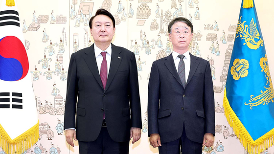 2022년 11월 당시 윤석열 대통령이 용산 대통령실 청사에서 오석준 신임 대법관에게 임명장을 수여한 뒤 기념촬영 하고 있다. 사진 대통령실사진기자단