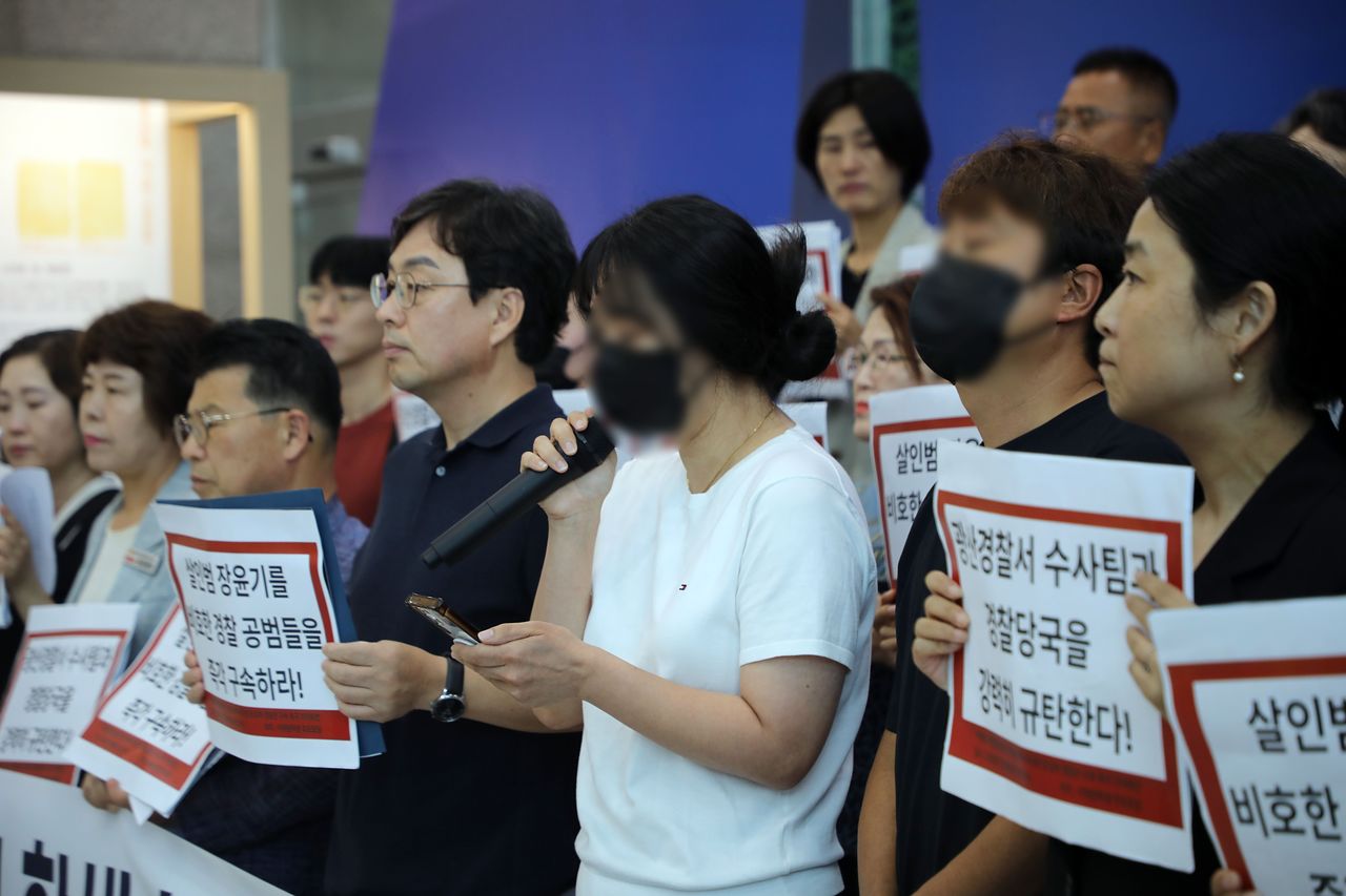 故(고) 이채원 어머니가 8일 오전 광주경찰청 1층 로비에서 부실·은폐 수사 규탄 및 유착 경찰관 구속 촉구 기자회견에 참석해 인사말하고 있다. 뉴스1