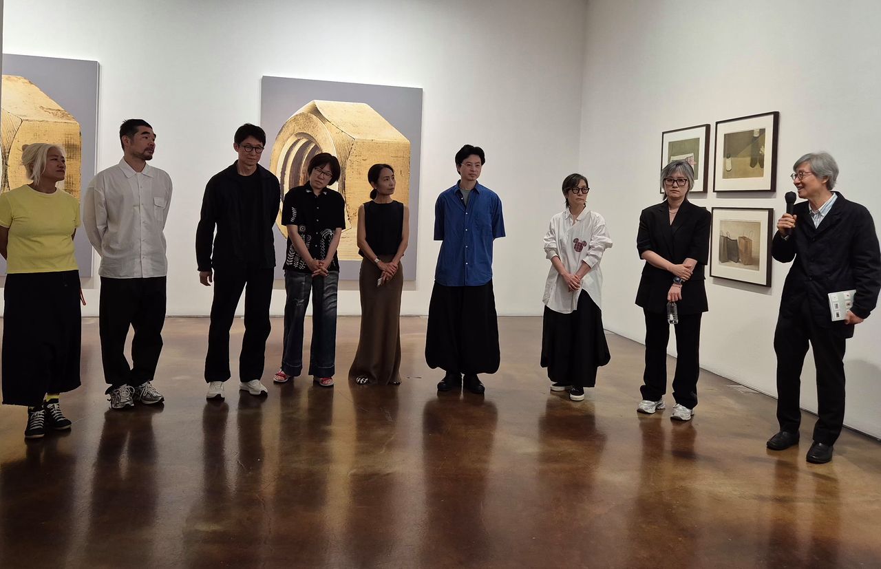국제갤러리에서 열린 사진 기획전 '진동하는 사물들' 참여 작가들. 오른쪽부터 구본창, 정희승, 조성연, 김경태, 김수강, 구성연, 박찬우, 정정호, 조선희. 권근영 기자