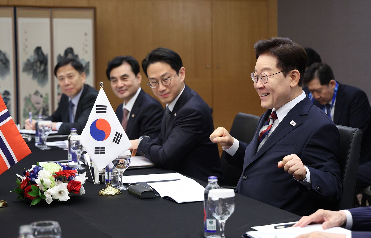 이재명 대통령이 8일(현지시간) 튀르키예 앙카라 한 호텔에서 열린 요나스 가르 스퇴르 노르웨이 총리와의 정상회담에서 발언 중 노르웨이 축구대표팀의 '바이킹 노 젓기' 응원을 따라 하고 있다. 연합뉴스