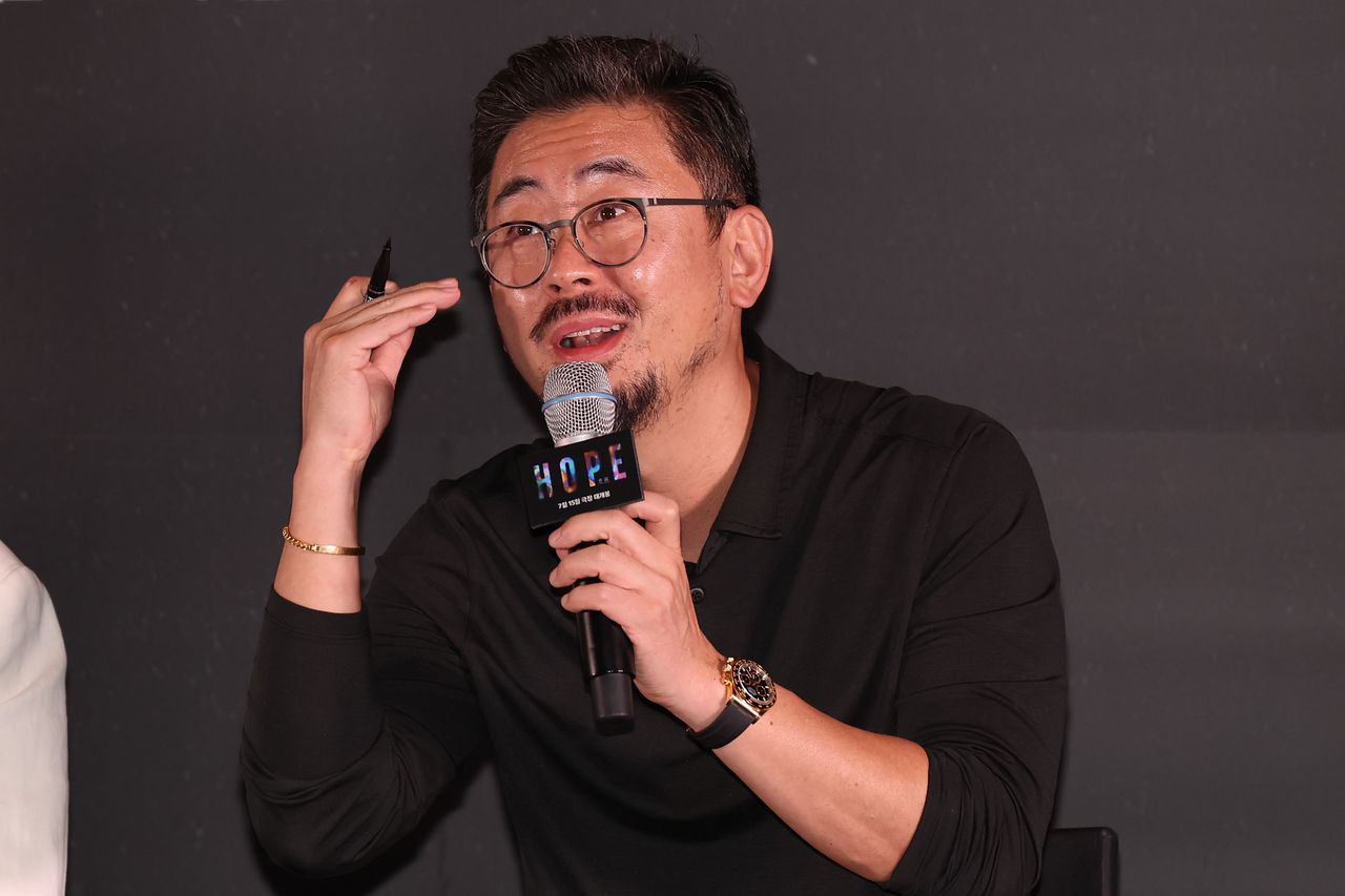 나홍진 감독이 6일 코엑스 메가박스에서 ‘호프’에 대한 기자들의 질문을 받고 있다. [연합뉴스]