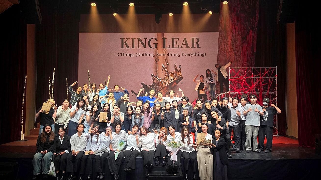 정화예술대 연기전공 학생들이 제34회 젊은연극제 수상작 ‘King Lear : 3 Things (Nothing, Something, Everything)’ 공연을 마친 뒤 기념촬영을 하고 있다.