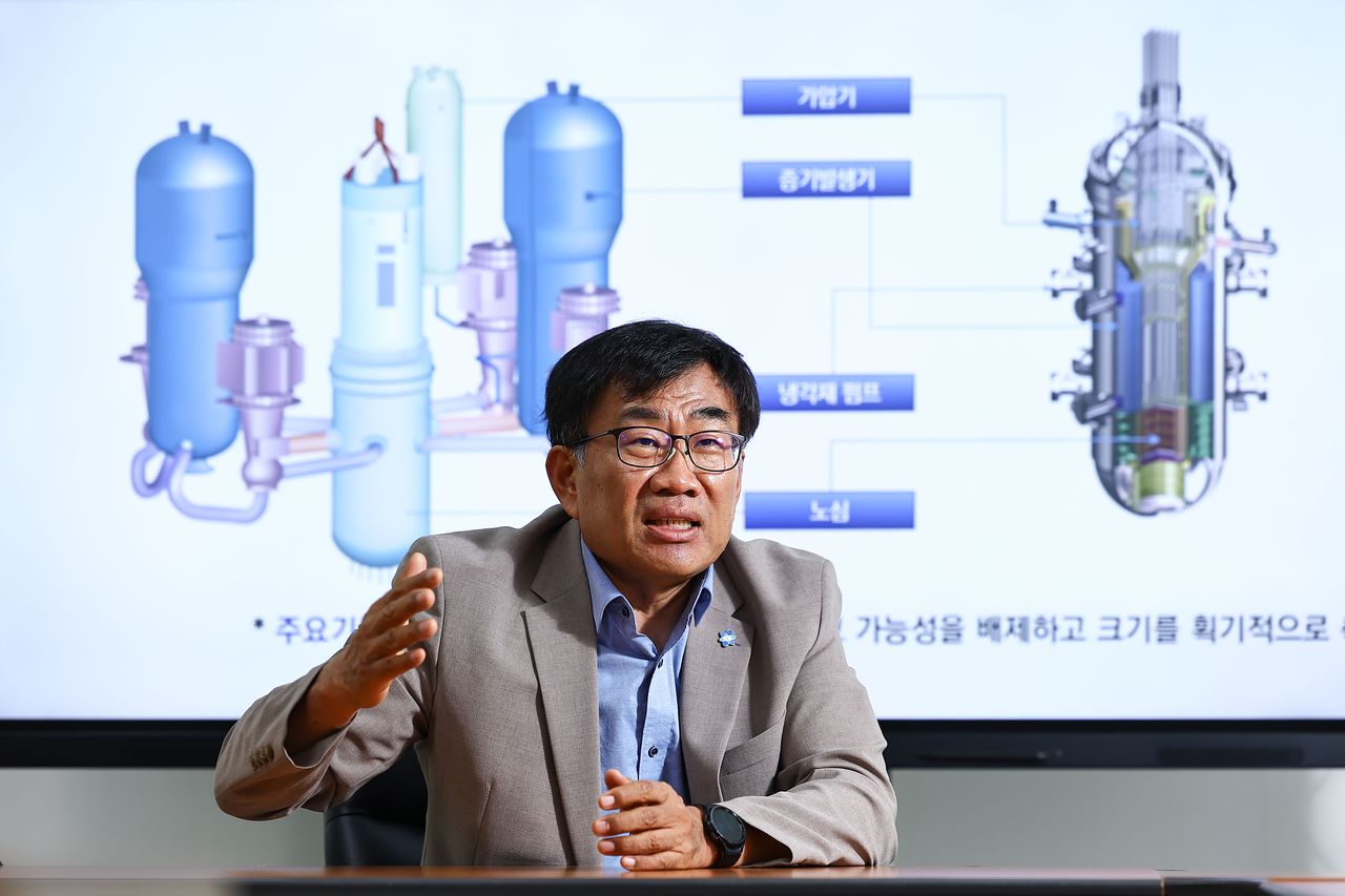 주한규 전 원자력연구원장이 3일 서울 관악구 서울대학교에서 중앙일보와 인터뷰에서 소형모듈원전(SMR)을 설명하고 있다. 김종호 기자. 