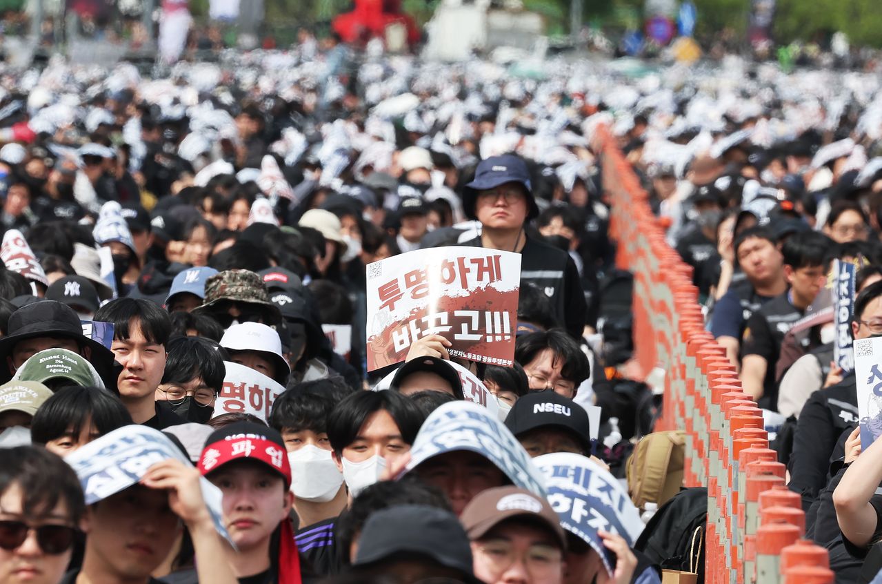 지난 4월 23일 경기도 평택시 삼성전자 평택캠퍼스 앞에서 열린 삼성전자 노동조합 공동투쟁본부의 '투명하게 바꾸고, 상한폐지 실현하자-투쟁 결의대회'에서 조합원들이 구호를 외치고 있다. 연합뉴스