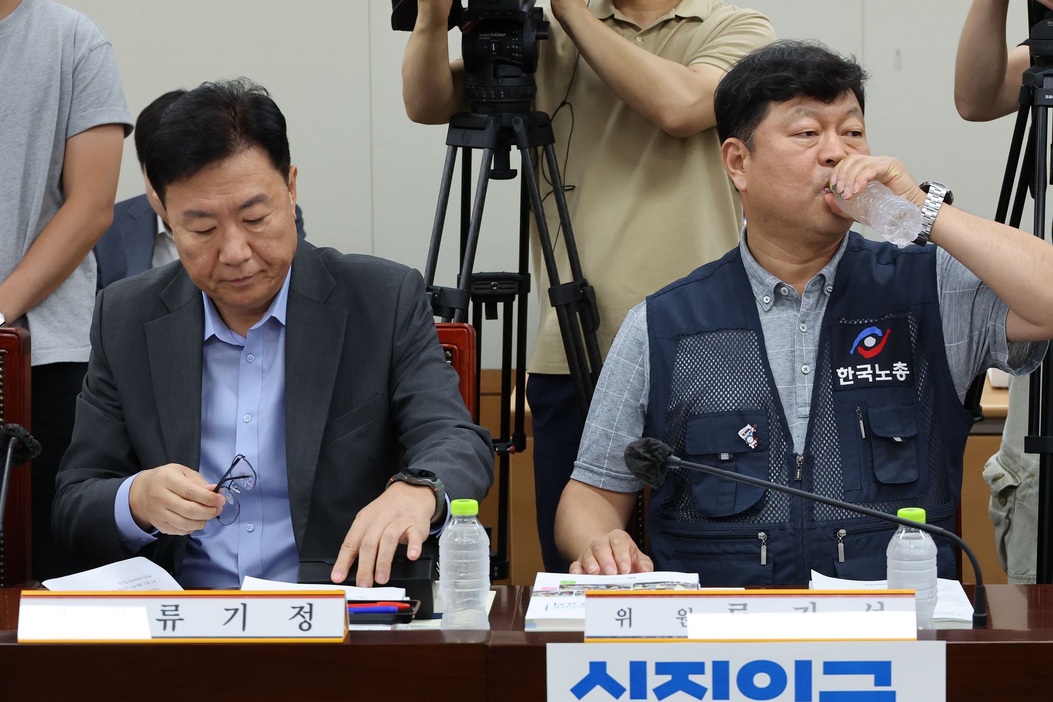 7일 정부세종청사 최저임금위원회에서 열린 제12차 전원회의에서 근로자위원인 류기섭 한국노총 사무총장이 물을 마시고 있다. 왼쪽은 류기정 한국경영자총협회(경총) 전무. 연합뉴스