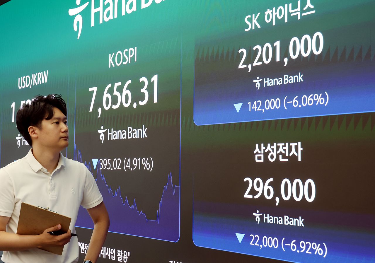 7일 코스피가 전일 대비 395.02포인트 하락한 7656.31로 마감했다. 삼성전자와 SK하이닉스도 각각 6.92%와 6.06% 하락했다. [뉴시스]