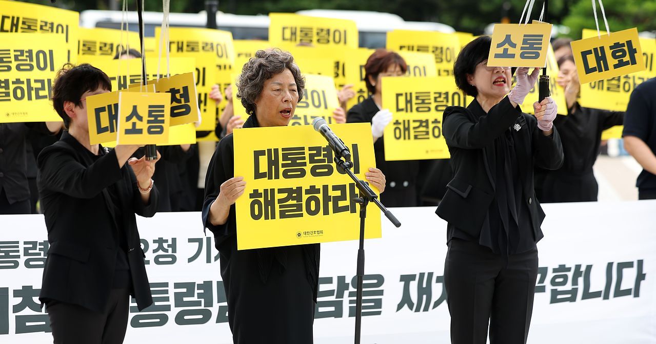 신경림 대한간호협회장이 7일 서울 종로구 청와대 앞에서 열린 대통령 면담 요청 기자회견에서 간호사 진료지원(PA) 업무 교육·관리체계 일원화 및 근무환경 개선을 촉구하고 있다. 뉴시스