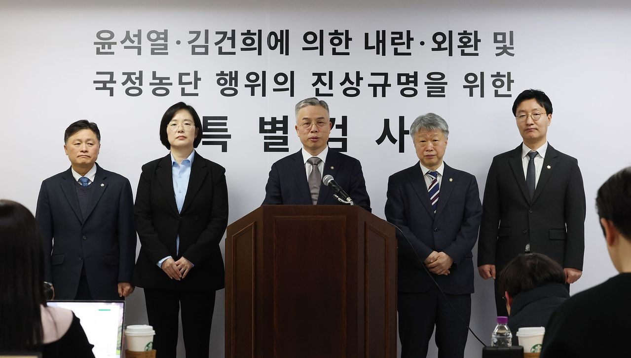 권창영 2차 종합특검팀 특별검사(가운데)가 지난달 25일 경기 과천시 2차 종합특검팀 사무실에서 입장발표를 하고 있다. 뉴스1