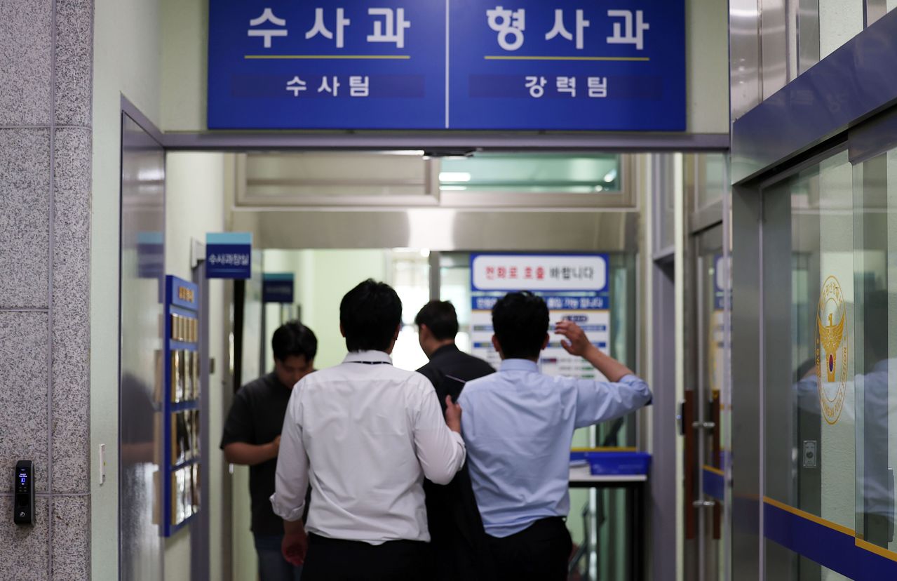 장윤기 사건에 대한 경찰의 증거인멸 의혹 등에 대한 강제 수사에 착수한 7일 검찰 수사관들이 광주 광산경찰서 형사과에 들어가고 있다. 뉴스1