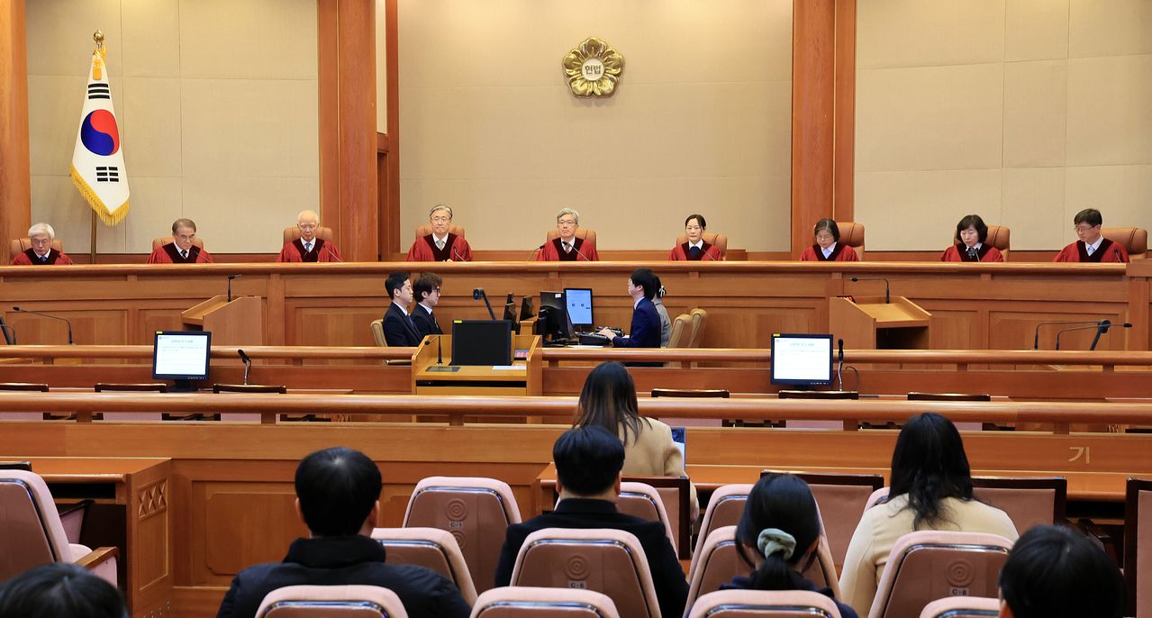 헌법재판소는 선고유예 실효 규정과 항소이유서 제출 기한을 이유로 항소를 각하한 법원 결정의 적절성 여부를 전원재판부에서 심리하기로 했다. 뉴스1