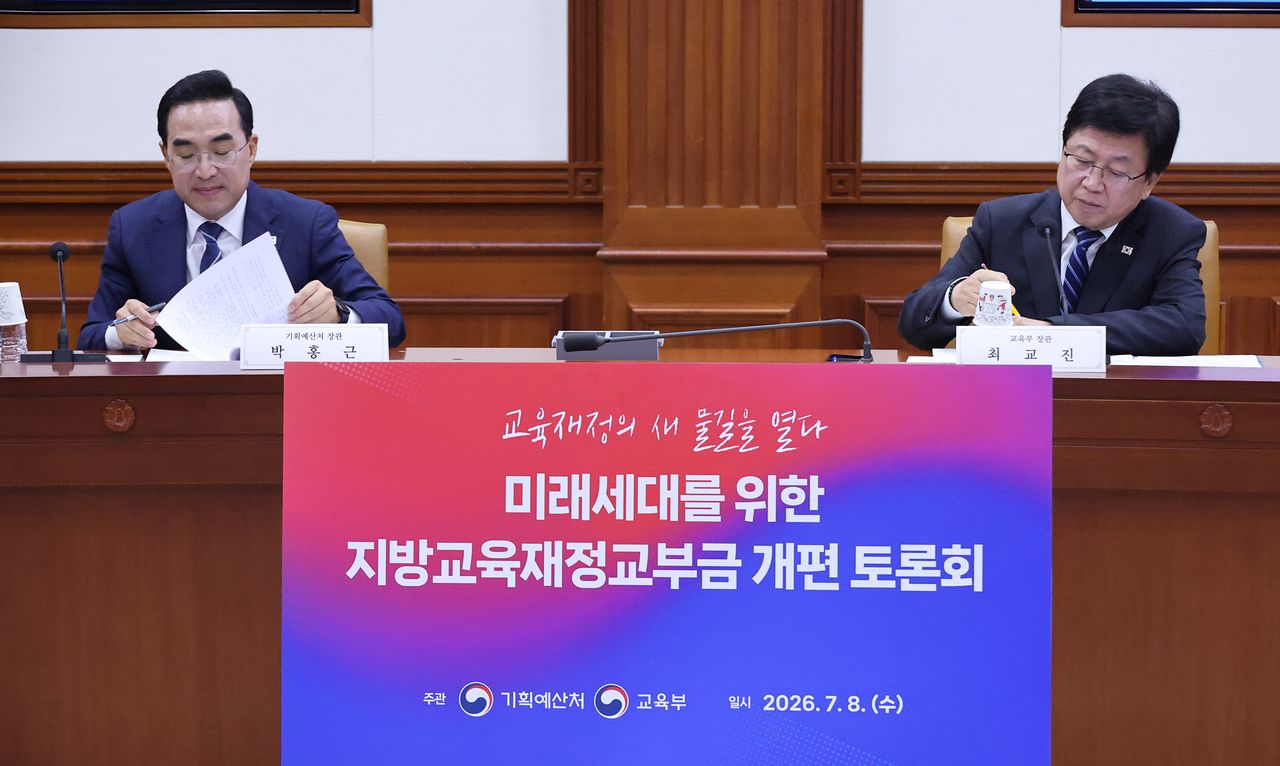 박홍근 기획예산처 장관(왼쪽)과 최교진 교육부 장관이 8일 서울 종로구 정부서울청사에서 열린 교육교부금 개편 공개 토론회에 참석하고 있다. 이번 토론회에서는 학령인구 감소에 따른 연동 구조 해제 필요성과 교육 투자 필요성 논리가 대립했다. 연합뉴스