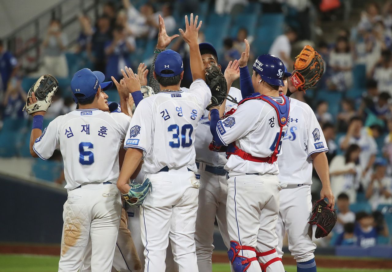 (대구=뉴스1) 공정식 기자 = 7일 오후 대구 삼성라이온즈파크에서 열린 프로야구 '2026 신한 SOL KBO리그' LG 트윈스와 삼성 라이온즈의 경기, 9 대 2 승리를 거두며 선두에 오른 삼성 선수들이 기쁨을 나누고 있다. 2026.7.7/뉴스1