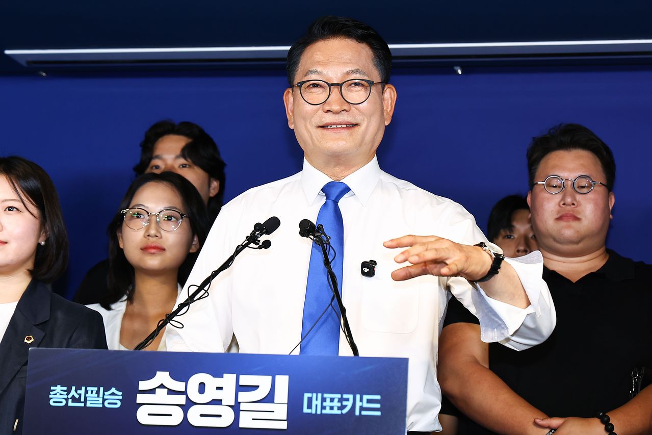 송영길 더불어민주당 의원이 8일 서울 여의도 더불어민주당 중앙당사에서 당대표 출마 선언 기자회견을 하고 있다. 김종호 기자