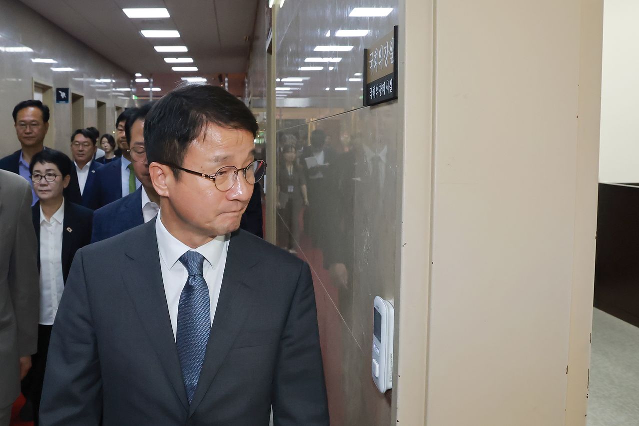 더불어민주당 한병도 원내대표를 비롯한 원내대표단이 7일 국회에서 조정식 국회의장에게 본회의 개최를 요청하기 위해 의장실로 향하고 있다. [연합뉴스]