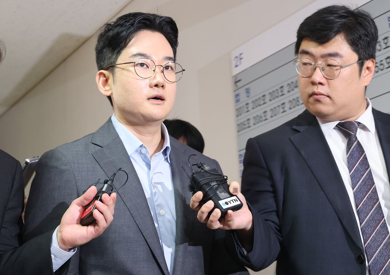 피습 자작극 의혹을 받는 정이한 전 개혁신당 부산시장 후보가 8일 부산 연제구 부산지방법원에서 열린 구속 전 피의자 심문(영장실질심사)에 출석하고 있다. 송봉근 객원기자