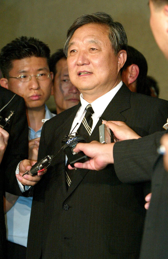 2003년 8월 정대철 민주당 대표가 윤창열 굿모닝시티 대표로부터 4억원을 받은 혐의로 서울지검에서 조사를 받은 뒤 귀가하고 있다. 중앙포토