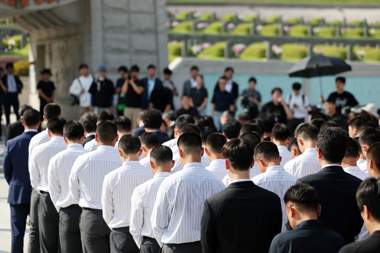 지난 6일 오후 전남광주통합특별시 북구 국립 5·18 민주묘지에서 광주제일고등학교·배재고등학교 학생들이 참배하고 있다.   연합뉴스