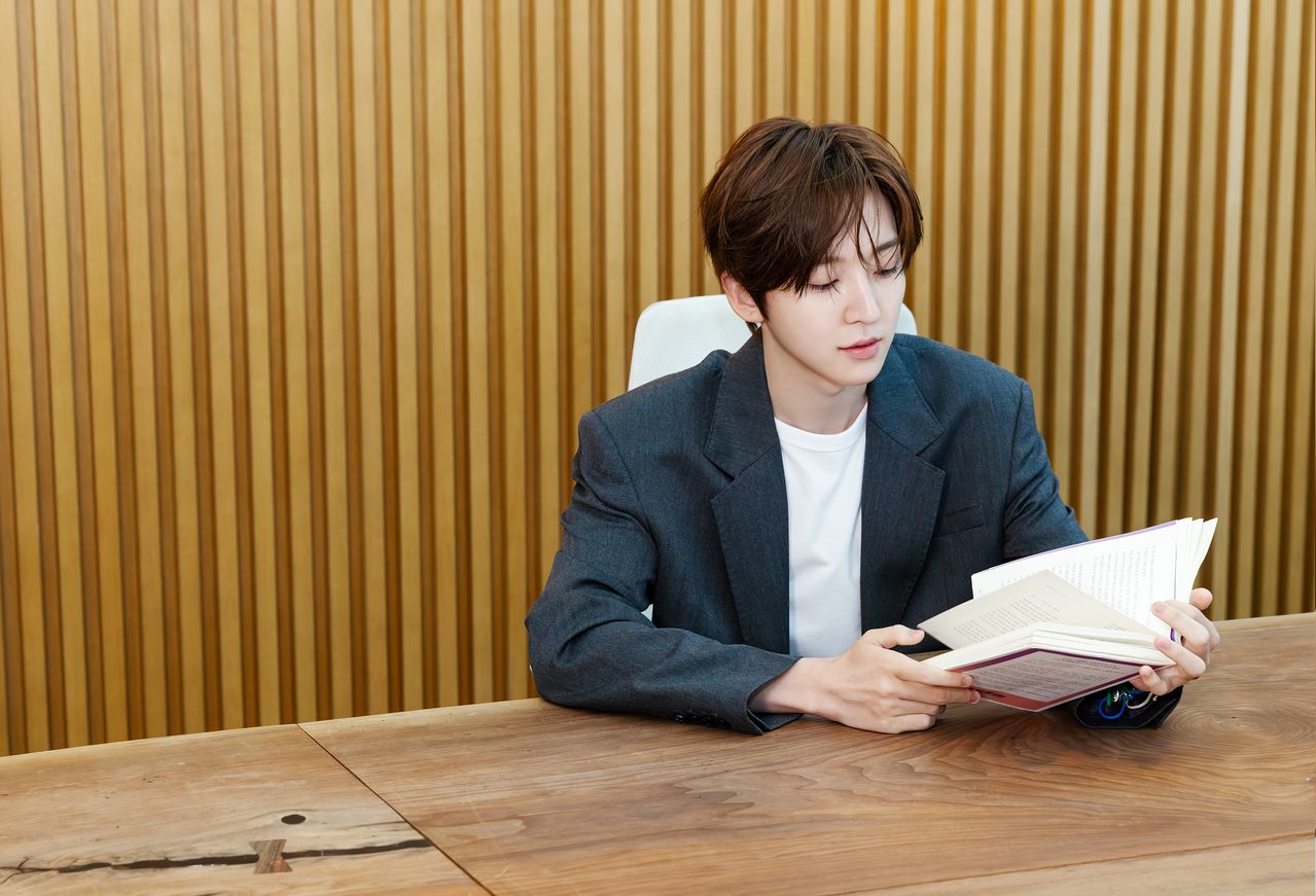 5월 말 JYP 사옥에서 만난 킥플립 동현. 아이스하키 선수로 활동하다 아이돌로 진로를 바꿔 지난해 데뷔했다. 동현은 최근 심현보의 『작사가의 노트』를 읽었다. “이 책과 ‘젠지의 책장’ 인터뷰를 계기로 독서에 흥미가 생겼다”는 그는 소설과 시집을 추천받아갔다. [사진 JYP 엔터테인먼트]